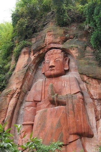 自從阿富汗巴米揚(yáng)大佛被塔利班武裝炸毀后，這座偏居川南深山懸崖之上的大佛，成為目前世界第一大立佛。