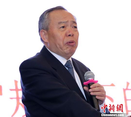 中國PPP研究院理事長、原中共中央政策研究室副主任鄭新立做主旨演講?！＄娦?攝