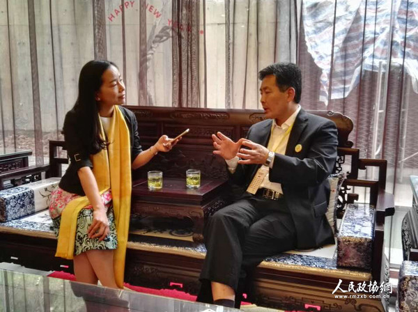 柴理明接受記者采訪。