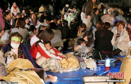 躲避地震的民眾。當(dāng)?shù)叵啦块T仍在加緊確認(rèn)具體遭災(zāi)情形。政府官員承認(rèn)目前對人員受害情形尚未能把握。