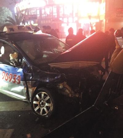 資料圖：上海超跑撞車5人傷，肇事方有人直播飆車實(shí)況。該圖片系《新京報(bào)》報(bào)道此事時(shí)刊載的網(wǎng)絡(luò)截圖。
