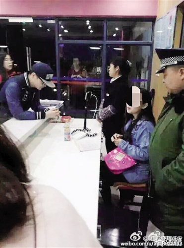 資料圖：安保人員制止女主播(右二)直播女生宿舍。 圖片來源：網(wǎng)友微博截圖