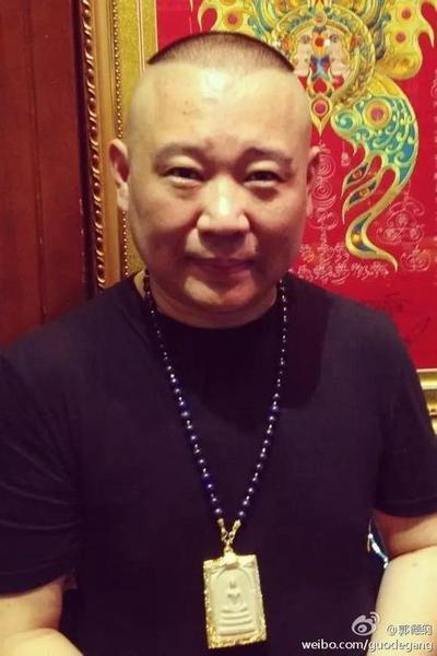 還有一樣就是文玩核桃，郭德綱不但喜歡玩核桃，還創(chuàng)作過有關(guān)文玩核桃的相聲作品。記得前幾年，坊間傳言郭德綱花43萬只為買一對文玩核桃，不過遭到了否認(rèn)。