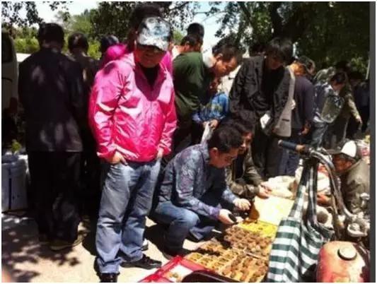 扇子也是郭德綱喜歡收藏的品類之一，在相聲表演中經(jīng)常會應(yīng)用到，久而久之便產(chǎn)生了濃厚的興趣，不知不覺就積攢了一批。