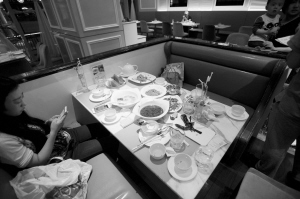 昨日，楊家坪商圈“i-Tony飯?zhí)谩?，譚女士和朋友在菜里吃出煙頭