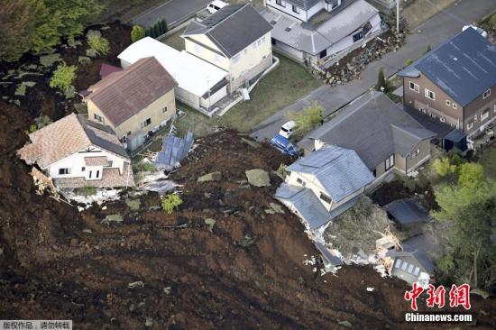 地震還引發(fā)山體滑坡。熊本縣南阿蘇村發(fā)生嚴(yán)重山體滑坡，多所居民住宅被毀。專家擔(dān)憂的，還在于這連續(xù)兩次強(qiáng)震皆發(fā)生在熊本縣境內(nèi)的著名活火山阿蘇山附近。而當(dāng)天上午阿蘇山的中岳第一火口，已經(jīng)發(fā)生了小規(guī)模的噴火。