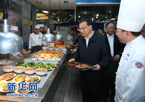 4月15日，中共中央政治局常委、國務(wù)院總理李克強到清華大學(xué)和北京大學(xué)就教育改革發(fā)展和實施創(chuàng)新驅(qū)動發(fā)展戰(zhàn)略進行考察。這是李克強在北大學(xué)生食堂與學(xué)生們一起用餐，了解食堂飯菜價格和學(xué)生學(xué)習(xí)生活情況。 新華社記者龐興雷攝