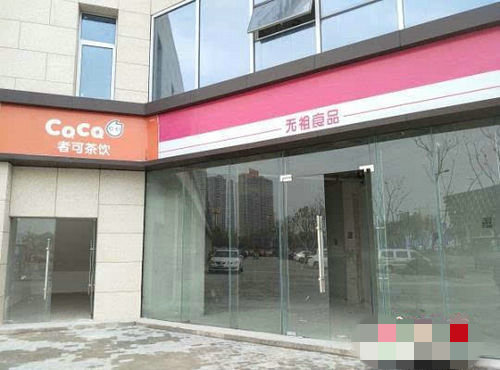 “無(wú)祖食品”的門面裝飾和元祖食品非常相似。