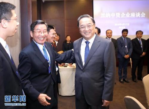 4月17日，正在加納進(jìn)行正式友好訪問的全國政協(xié)主席俞正聲在阿克拉與在加中資企業(yè)代表座談。這是俞正聲會(huì)前同企業(yè)家們親切交談。 新華社記者鞠鵬 攝