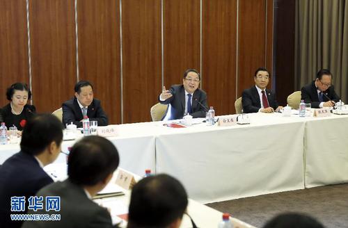 4月17日，正在加納進(jìn)行正式友好訪問的全國政協(xié)主席俞正聲在阿克拉與在加中資企業(yè)代表座談。 新華社記者 鞠鵬 攝