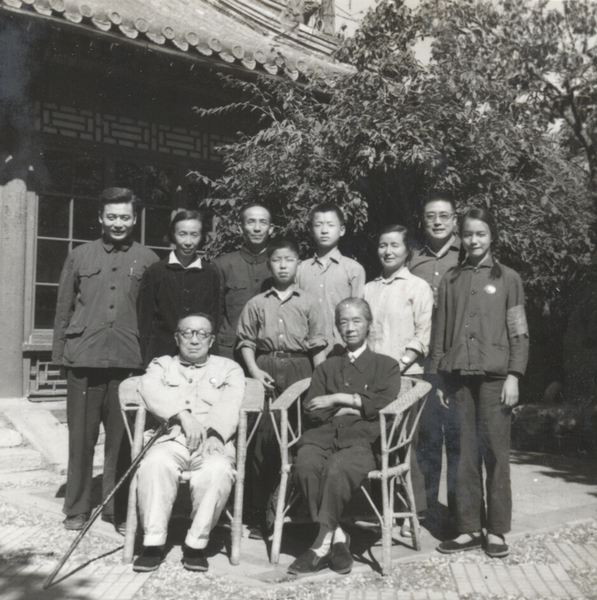 1971年9月26日全家合影。前排左起許德珩、勞君展，后排左起鄧稼先、許鹿希、許建國、許進、鄧志平、齊淑文、許中明、許蘇蘇。