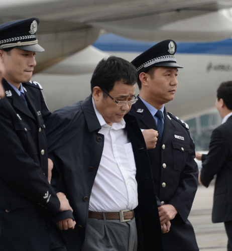 2015年5月9日，潛逃新加坡4年之久的江西省鄱陽縣財政局經濟建設股原股長李華波被遣返回國。中央紀委監(jiān)察部網站 祖曉冬 攝
