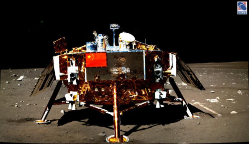 圖為“嫦娥-3號(hào)”著陸器，照片由玉兔號(hào)月球車全景相機(jī)拍攝。 圖像來源：中國(guó)科學(xué)院國(guó)家天文臺(tái)月球與深空探測(cè)研究部官網(wǎng)