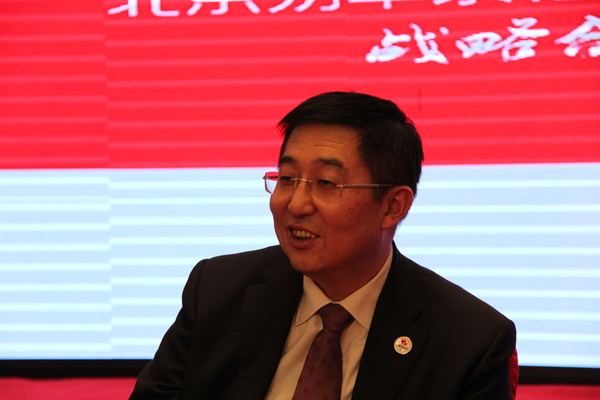 全國政協(xié)委員、中國僑聯(lián)副主席喬衛(wèi)闡述新時(shí)期做好海外同胞援助服務(wù)的重要意義。新華社記者  李明放攝影