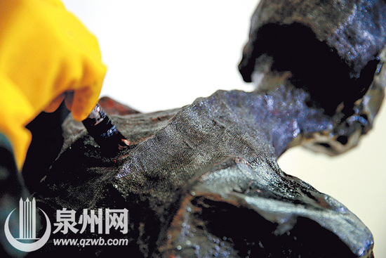 通體貼覆紗布，助肉身塑型。