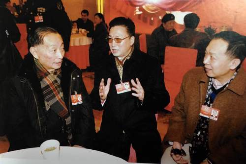 梅葆玖先生在兩會(huì)期間與其他委員一起討論