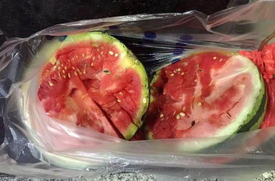 游客購買的西瓜不甜，要求警察處罰水果店的老板。