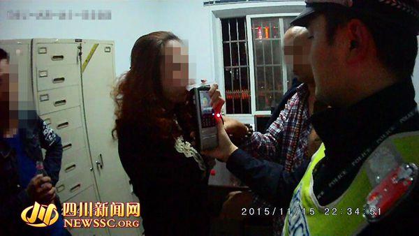 徐麗因醉駕被警方攔截后做酒駕測試