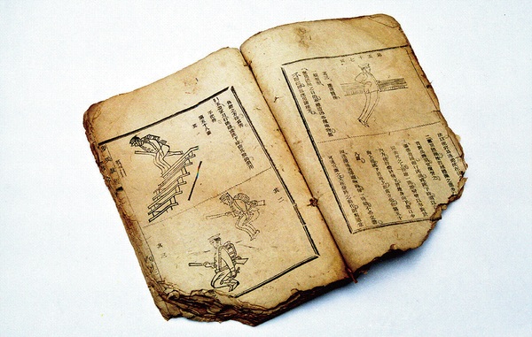 紅軍途經(jīng)四川時(shí)為當(dāng)?shù)赜螕絷?duì)留下的教科書。