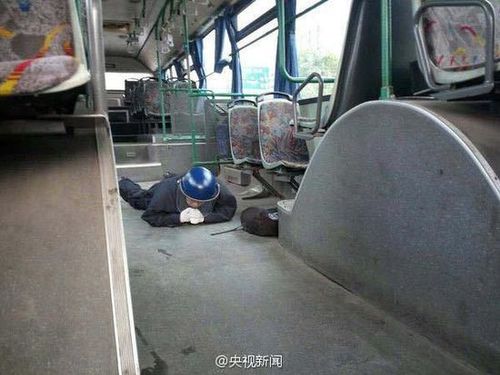 4月27日下午4點，杭州746公交當班司機駕駛車輛到達蕭紹路苗禽市場公交站時，一名男子身背一個黑色雙肩包擠上車來。出于職業(yè)敏感，司機例行詢問該名男子黑色雙肩包內(nèi)是什么物品，該名男子不予理睬，面無表情徑直走到倒數(shù)第二排座位坐下，司機忍不住再次詢問，該男子放言，“我這是炸彈又怎樣”。司機在第三次詢問后，該名男子更是索性一口咬定“我這包里就是炸彈”。為了安全起見，司機師傅遵照相關(guān)應(yīng)急處置預(yù)案，打開車門疏散了車內(nèi)乘客并報警。隨后，防爆特警出動將其“拿下”。央視記者