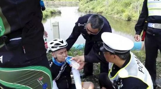 民警第一時間救護菲律賓小伙。
