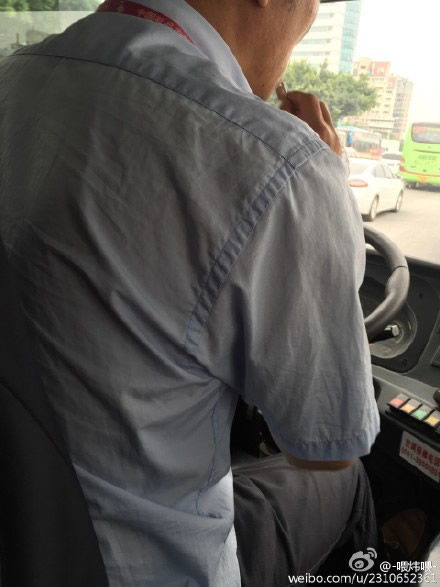 網(wǎng)曝公交司機(jī)邊嗑瓜子邊開車 車隊:需進(jìn)一步調(diào)查