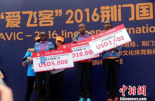 經(jīng)過激烈競爭，全程馬拉松男女組前三名為肯尼亞選手包攬。圖為獲得前三名的女選手　吳奇勇　攝
