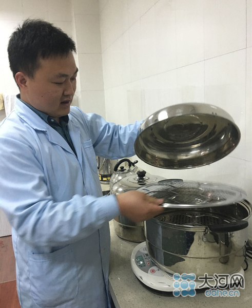 新青年之給古字畫“洗澡”的“80后”：每日都如履薄冰