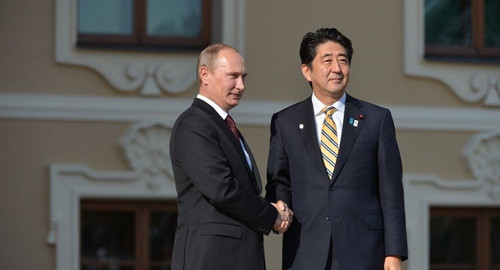 安倍普京握手。