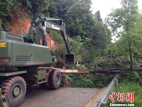 5月8日，官兵正在使用挖掘機清除道路障礙?！≠嚇蛉?攝