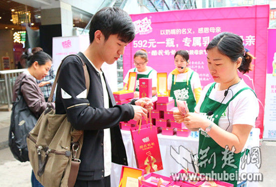 市民王先生表示，可以接受用“天價玫瑰”來表達愛情，用“天價奶嘴飲料”來傳遞對母親的感恩之情也是合情合理的。