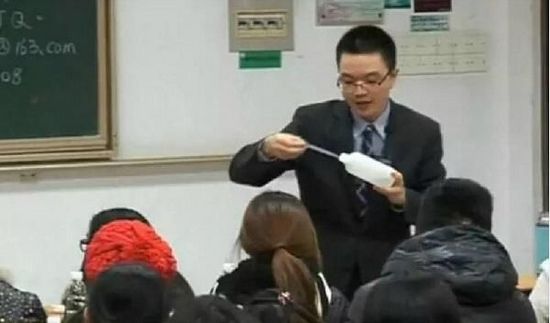 39歲中山大學(xué)男教師教學(xué)生護膚走紅網(wǎng)絡(luò)(圖)
