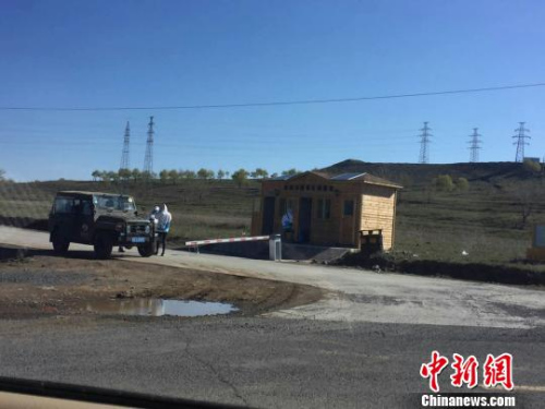 “草原天路”一驗(yàn)票口處，工作人員設(shè)卡驗(yàn)票?！±铊F錘 攝