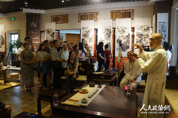 5月8日，在“禪意?山水”康明義水墨山水作品展上，國內資深影視導演海云法師向在場嘉賓闡釋“山水禪意”。