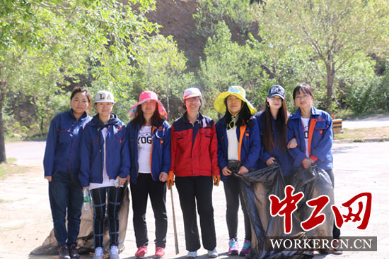 圖為中鐵十九局集團(tuán)三公司北京興延項(xiàng)目公益活動(dòng)志愿者與保潔阿姨合影。