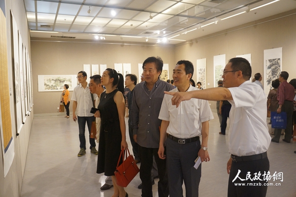 揭牌儀式結(jié)束后，嘉賓步入首屆藝術(shù)精品展廳欣賞作品。