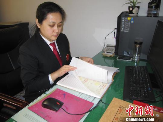 圖為劉彥在翻閱案卷?！±钪矣?攝