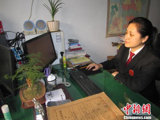 圖為劉彥在網(wǎng)上辦案?！±钪矣?攝