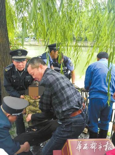 警民合力救起落水大爺。