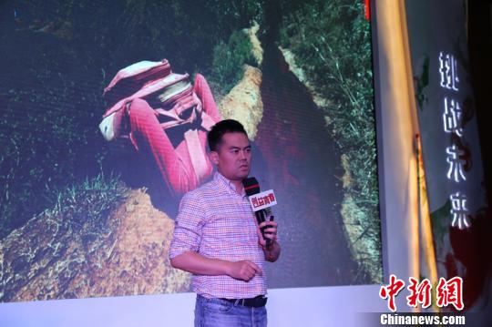 圖為鄧飛談公益創(chuàng)業(yè)?！」鶄魈z