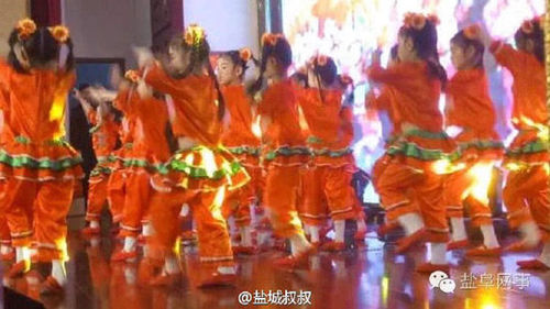 網(wǎng)絡(luò)圖片顯示，二十多位小朋友身著演出服在臺(tái)上表演。
