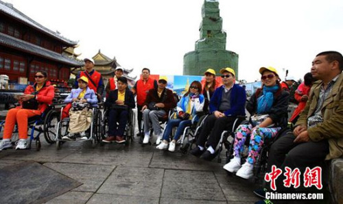 怒放生命，圓夢金頂。5.15全國助殘日，殘友們在愛心志愿者、游客、景區(qū)工作人員的共同努力下成功登上金頂