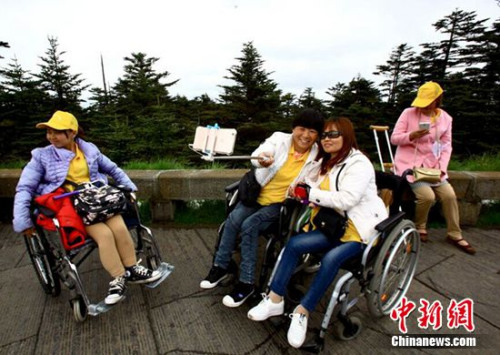 挑戰(zhàn)自我，自強不息，勇攀高峰，成功登頂后殘友們露出興奮喜悅的心情！