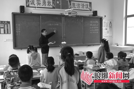 劉金忠在給學(xué)生上課。