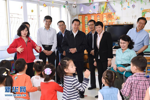 圖為王勇在中國聾兒康復研究中心與正在進行康復訓練的聾兒交流。新華社記者 張領(lǐng) 攝