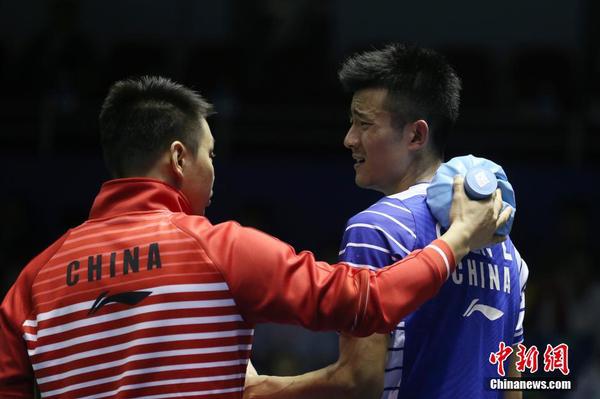 5月19日，中國隊選手諶龍在比賽間隙與教練溝通。他在單打比賽中1比2負(fù)于韓國隊選手孫完虎。中新社記者 韓海丹 攝