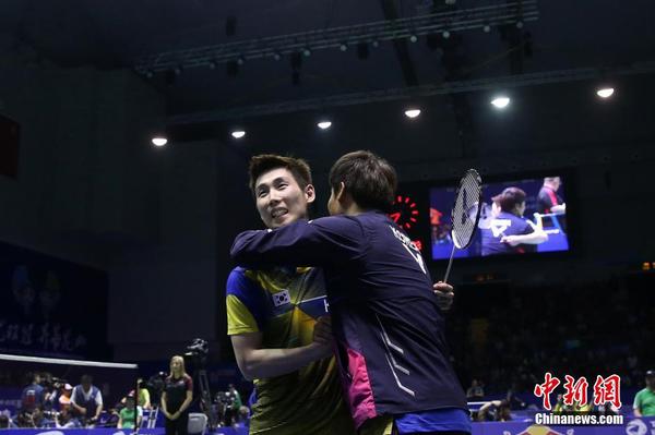 5月19日，韓國隊選手孫完虎賽后與教練擁抱慶祝。他在單打比賽中2比1戰(zhàn)勝中國隊選手諶龍。中新社記者 韓海丹 攝