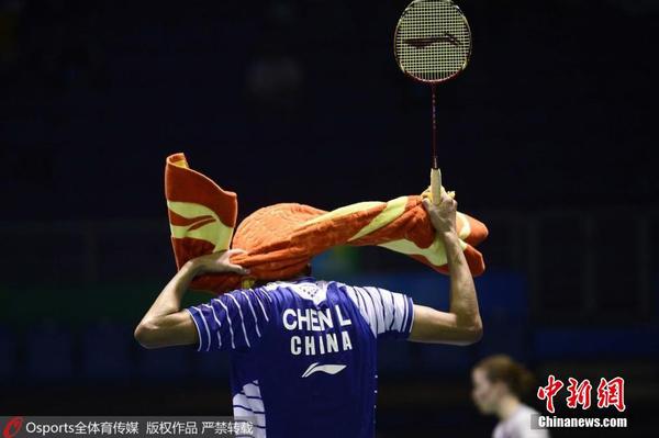 諶龍在比賽結束后用毛巾擦汗。圖片來源：Osports全體育圖片社