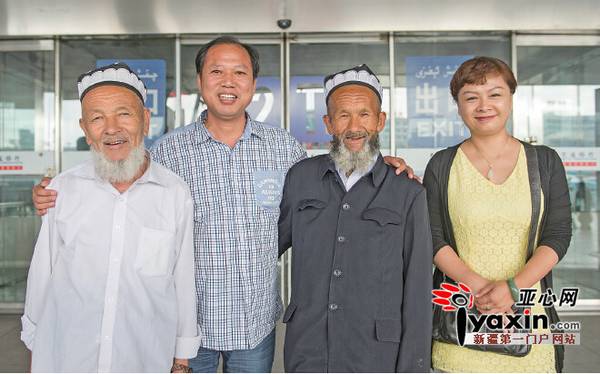 6月29日12時許，烏魯木齊地窩堡國際機場，陳沸湃、曾麗娟夫婦與麥麥提·伊萊克（右二）和吾拉音·色買提（左一）在機場出口合影。亞心網記者陳峰攝
