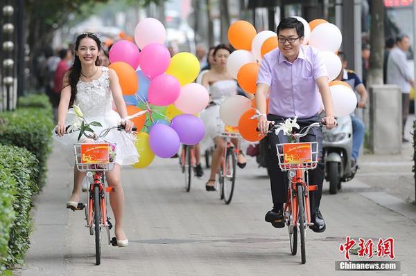 圖為騎自行車迎接新娘活動(dòng)現(xiàn)場(chǎng)。
